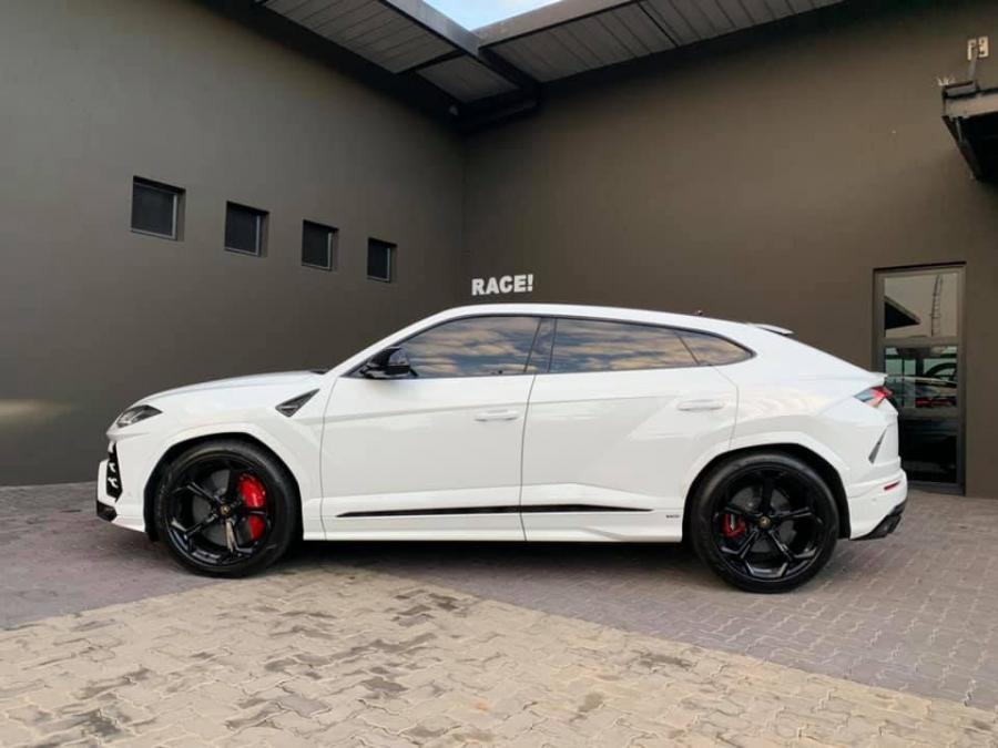  Lamborghini Urus by RACE! 2019 года  (фото 6 из 8)